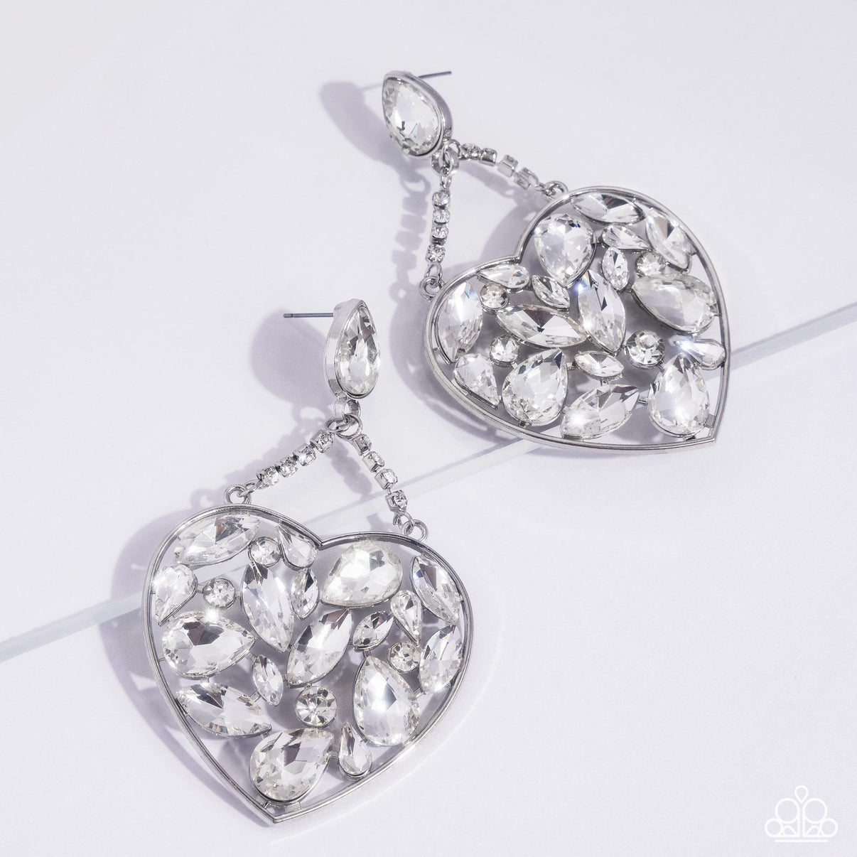 Glittery gait white earrings